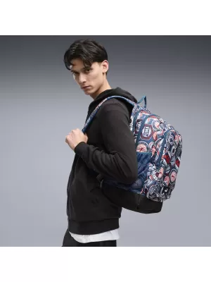 Rucksack PUMA ACADEMY AOP BACKPACK 09115027 MITTERNACHTSBENZIN/FÜR ALLE ZEITEN ROT/LAUFABZEICHEN AOP