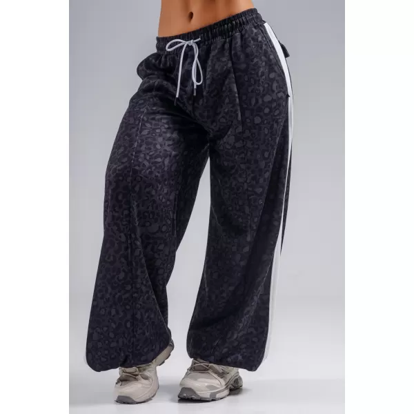  Baggy-Jogginghose mit Leopardenmuster NEBBIA PRIMAL 865 SCHWARZER LEOPARD 