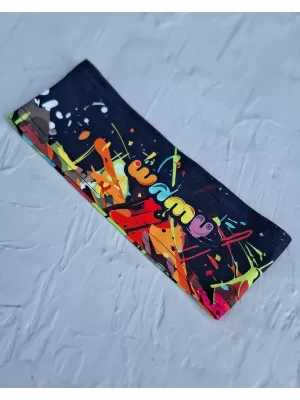 Baby Sportstirnbandspiel auf schwarzem Wamu