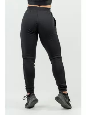 Die charakteristische lockere Jogginghose INTENSE 846 BLACK Nebbia für Damen