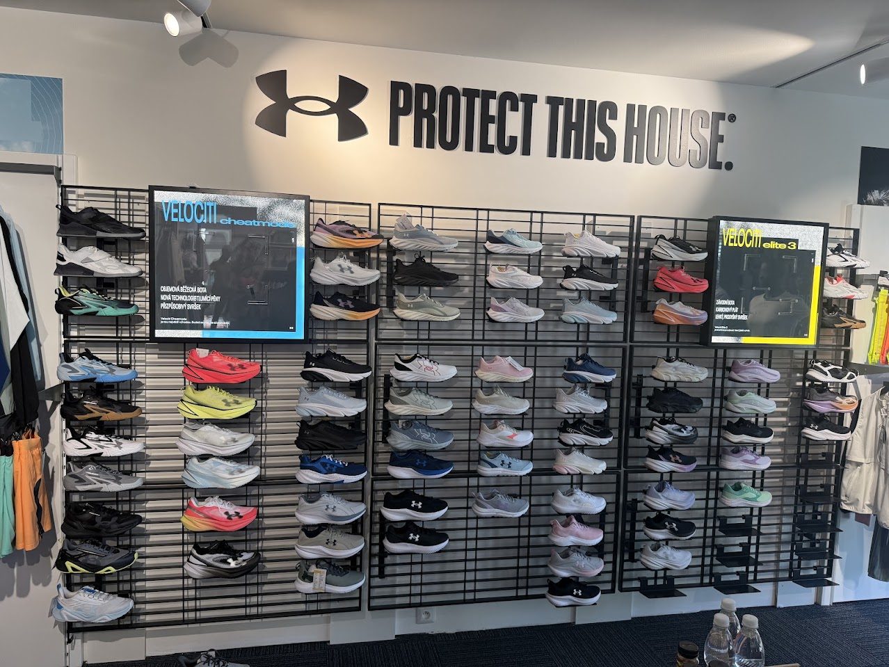 Eine Wand mit ausgestellten Sportschuhen von Under Armour