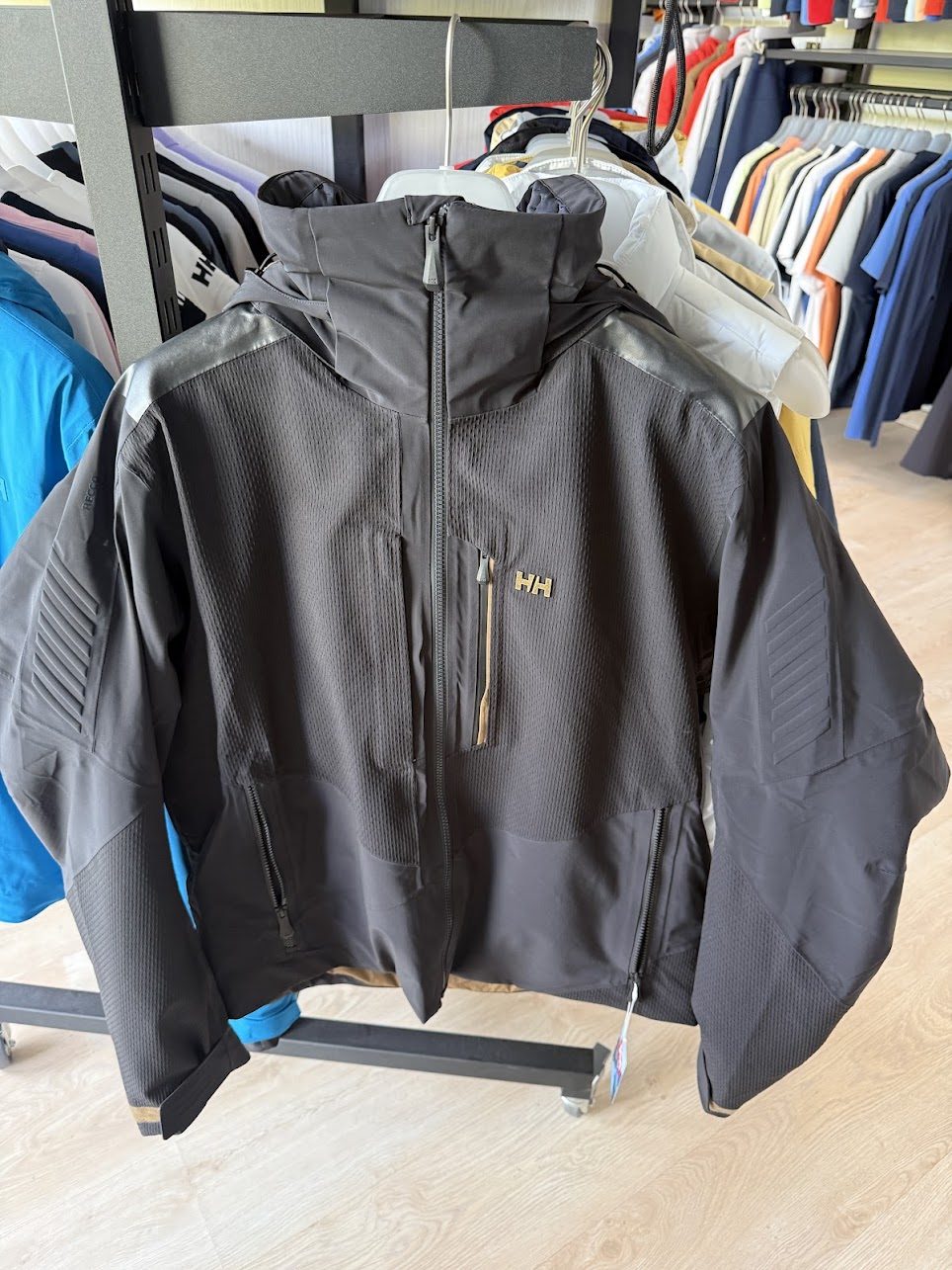 Helly Hansen dunkle technische Jacke mit Kapuze und Reißverschlüssen